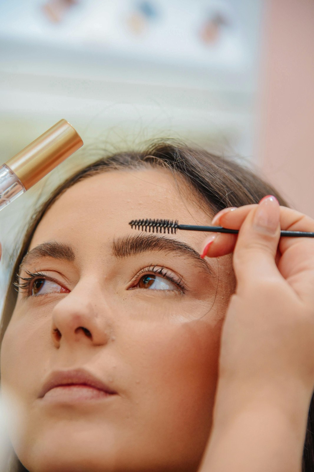 Finishing touch with brow brush